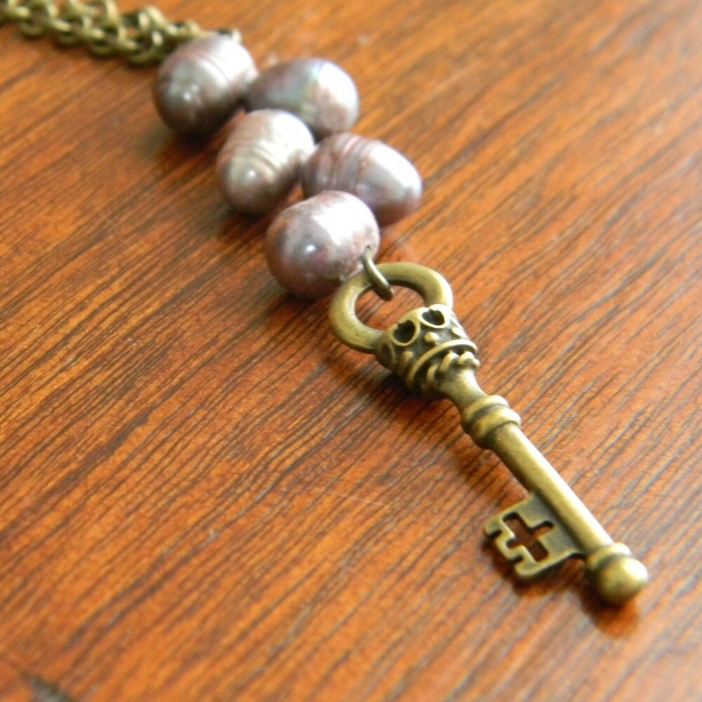 Freshwater Pearl Necklace Skeleton Key